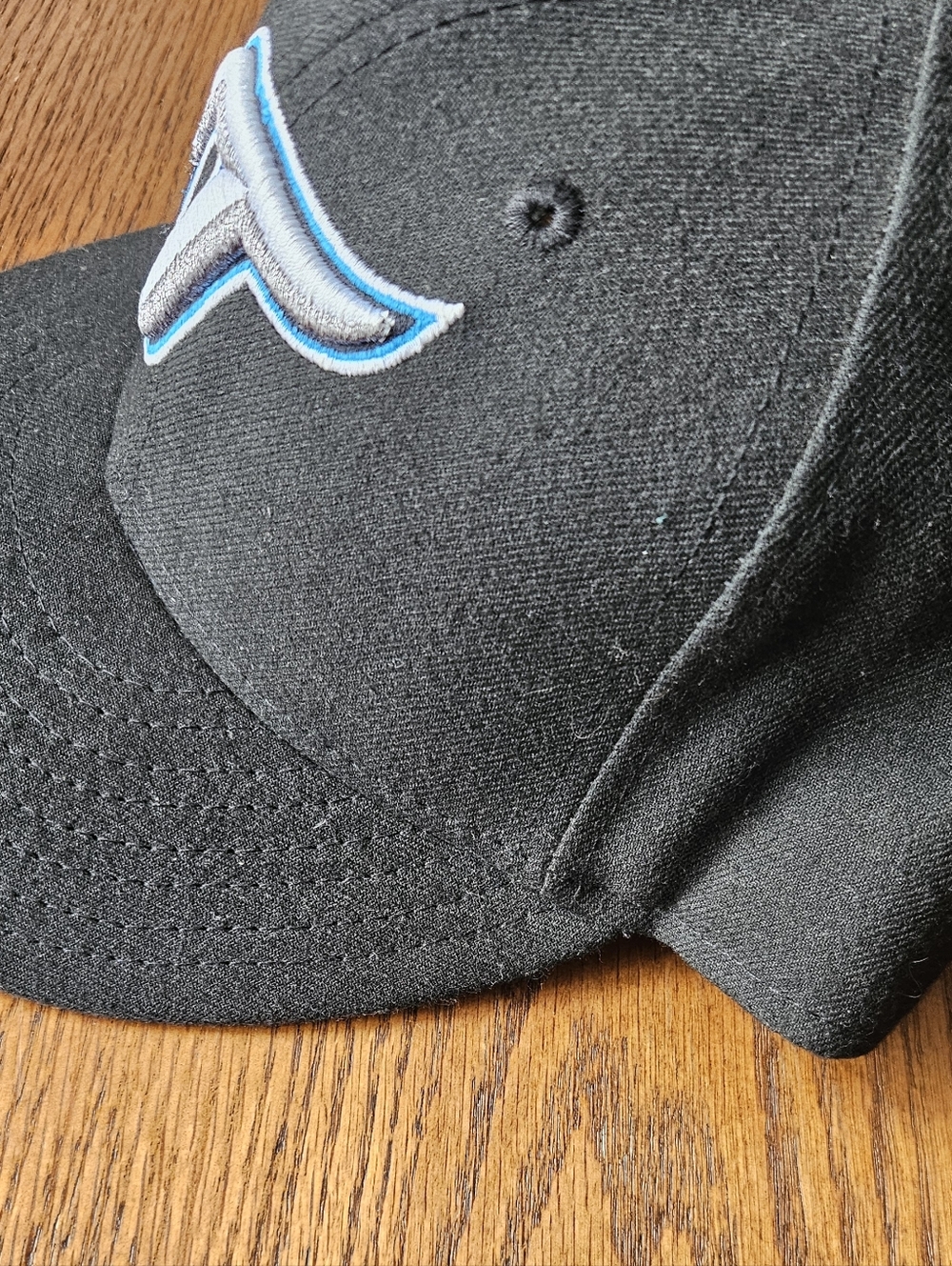 Toronto Blue Jays New Era 59FIFTY Black hat – “T” Logo (7 1/4) - Picture 8 of 8